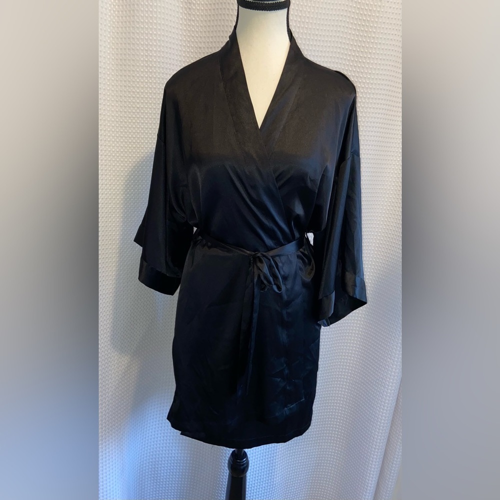 Women’s VICTORIA SECRET satin black robe size small/medium‎